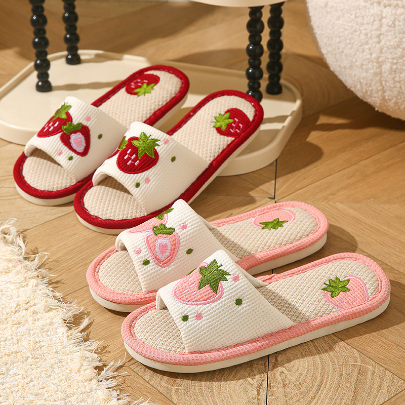 Mule Slip On - いちご柄のリネン素材を使用した、女性用スリッパ。つま先が開いたデザインで、夏にぴったりの室内用サンダル。滑り止め加工が施され、柔らかく、静かで、通気性に優れた、おしゃれなスリッパ。