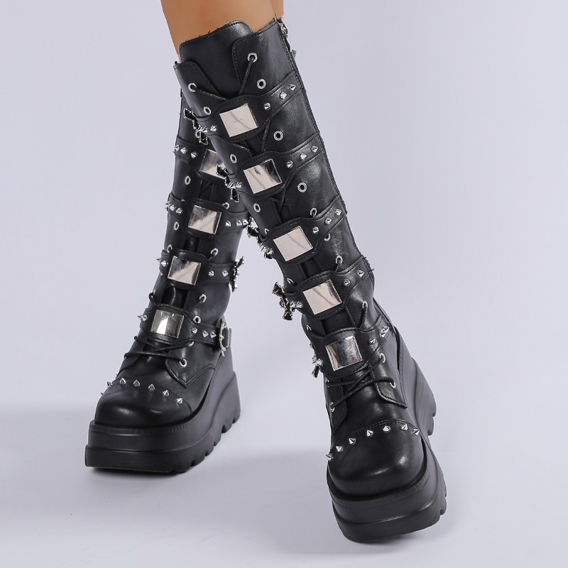 Knee High Boots Women - 黒のニーハイブーツ、女性用、スタッズ付き、バックルストラップ、ウェッジソール、レースアップ、ゴシック、パンク、レイブ、ハロウィン、コンサート、コスプレ、ストリートスタイル。