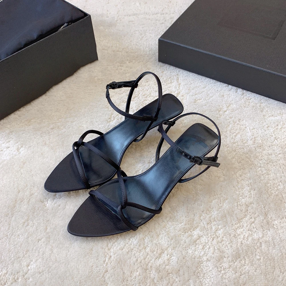 高級デザイナーによる、クロスストラップとポインテッドトゥのデ - Women'S Shoes Clogs のレビューと価格